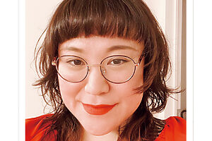 もともとの髪質であるカールを生かし、毛先が軽やかに遊ぶようなウルフカットに。揃えた前髪も可愛い