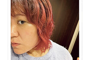 ヘアカラーも10代の頃からいろいろと楽しんできた。「いつかは蛍光グリーンにもトライしてみたいです」