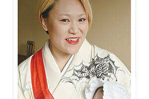 昨年秋のお宮参りの時。「白い着物をかっこよく着たくて、全頭ブリーチの金髪にしました」