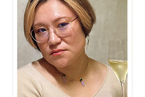 ウェーブがかった髪も、ストレートアイロンで伸ばすと雰囲気が変わる。さまざまな方法で髪を楽しむ