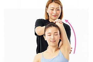 2.そのまま肘を持った手を後ろに軽く引き、10秒キープ。伸ばされる人は、首が倒れないよう注意。反対側も行う