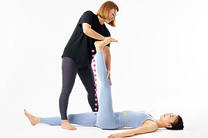 1.伸ばされる人は仰向けで片脚を90度に上げる。パートナーは相手の膝に手を添え、足裏を支える