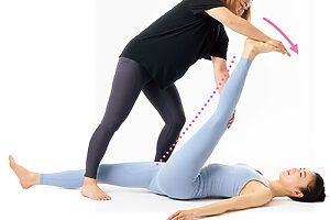 2.そのままゆっくり脚を頭側に倒し、痛みのない範囲で10〜15秒キープ。反対側も行う