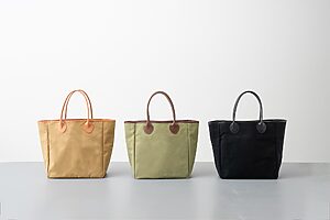 同じ素材のトートバッグは2種類。こちらは気が利く帆布トート＋。カラー展開は3種類。左から「ベージュ」「オリーブ」「ブラック」