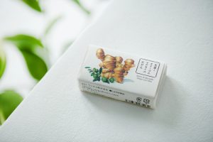 「生姜とオリーブのマルセイユ石けん」（80g）。このパッケージの裏側には、石けんに対する思いをしたためた、白山さんのメッセージがびっしり。