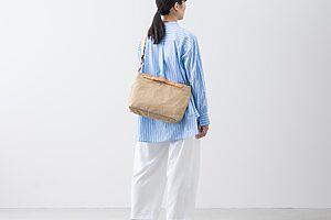収納上手でコンパクトな、大人に似合うショルダー。カラーバリエーションは全2種。こちらはカジュアルにも持つことのできる「ベージュ」