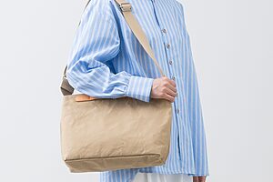 幅広で痛くなりにくい肩紐は、長さ調節も可能だから「斜め掛け」「肩掛け」と持ち方が変えられます