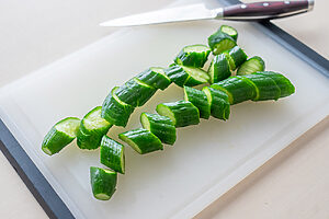 （2）2〜3cmの食べやすい長さに切る