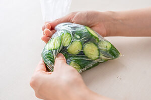 （3）保存袋にAを入れて混ぜ、きゅうりを加えて軽くもみ込む。冷蔵庫で15分〜30分ほど漬ける