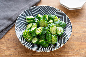 （4）皿に盛り、粗びき黒こしょう（分量外）をふる