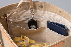 バッグの中で迷子になりがちな鍵も、キーストラップがついているからすぐに取り出せる