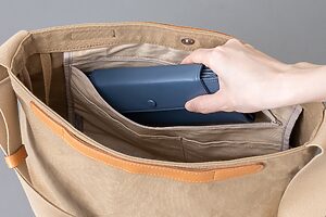 「ファスナーポケット」もついており、お財布など大事な物が入れられます