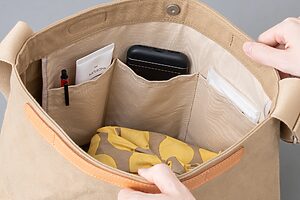 オープンポケットが5つもついているから、物が迷子にならずに便利。写真は片面、縦長の3つのポケット