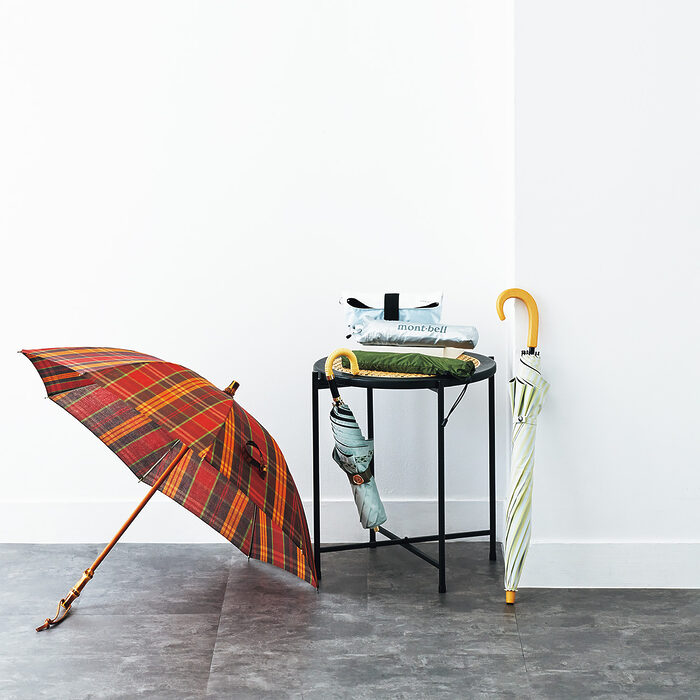 日傘は紫外線対策の必須アイテム。強い光や熱を防ぎ、傘の下は涼やかに