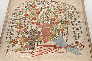 重要文化財 刺繍掛袱紗 白綸子地桃と柳熨斗と双壺模様 　瑞春院（お伝の方）所用　 江戸時代　17〜18世紀　奈良・興福院（奈良市）蔵 　※前期展示