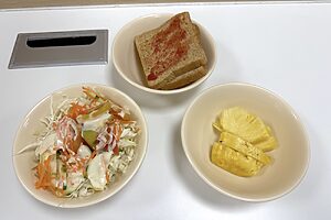 野菜やフルーツは学校の朝食で