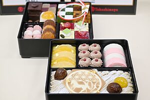 〈トシ・ヨロイヅカ〉「スウィーツおせち二段重」22,000円