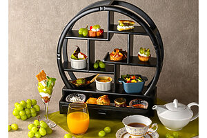 『ザ・ライブラリー』で人気の季節のフルーツをふんだんに使ったアフタヌーンティー、9⽉は「シャインマスカットアフタヌーンティー」。シャインマスカットのタルトやブリュレなどのスイーツに加えて、鮭とジンジャーのドリアやチキンの香草焼きなど選べるスペシャルディッシュもセットの大満足メニュー。11種類のお茶またはコーヒーがついて6,600円（税・サービス料込）はとてもお値打ち。数量限定、3日前までの要予約