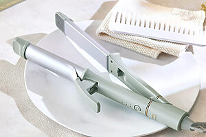 こちらもグリーンとエクリュの2色展開で税込9,900円。持ち運びや収納時に使える、耐熱ポーチもセット。W310×H39×D73[mm]、約314ｇ（本体のみ）