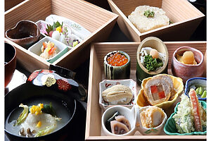 『隨縁亭』のランチ「花⽔⽊御膳」5,000円（税・サービス料込）。器づかいも美しい