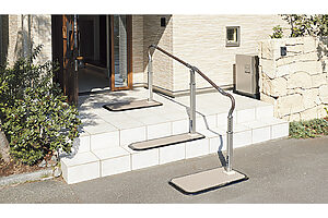 玄関外に段差がある場合も、手すりを設置すると安心。スムーディロングタイプ1700 片手すり 月額1,320円