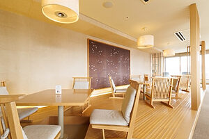 湯上がりのひと時を友⼈や家族と過ごせるリラックスラウンジ。ソフトドリンクのサービスのほか、⼣⽅は⽣ビール1杯が無料で振る舞われる時間帯も