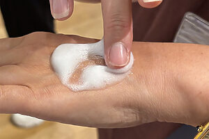 炭酸泡の美容液を肌に乗せると、シュワシュワとした感触が気持ちいい