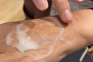 くるくると塗り広げながらなじませると、肌にとろけて密着します