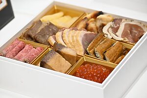 「こだわり食材の よりどりおせち」9マス 17,100円～ ※写真は詰め合わせ例