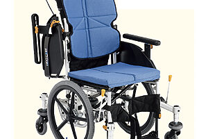 90cm幅の場所でもくるりと回転できる小回り性を追求した六輪の車椅子。車いす介助式ネクストコアくるり NEXT81-B 月額750円