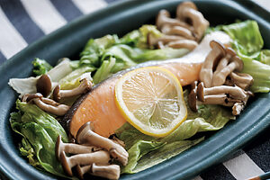 鮭とレタスのレモン蒸し