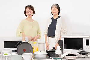 左・知的家事プロデューサーの本間朝子さん　右・イラストレーターのオカヤイヅミさん