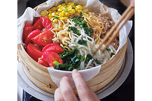 【せいろで】ひき肉と夏野菜の蒸し和え麺