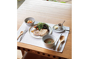 〈SHISHI-IWA-HOUSE KARUIZAWA〉の契約農家から届けられる葉物のサラダ、ボローニャソーセージなどが定番の朝食