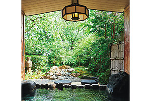名湯の宿。〈湯河原温泉 ふきや〉大浴場の露天風呂。緑豊かな庭が美しく、明るいうちに入りたい