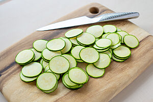 （1）ズッキーニは端を落とし、包丁やスライサーなどで極薄（1〜2mm）の輪切りにする。ツナは軽く油を切る