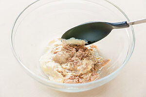 （2）ボウルにツナ、マヨネーズ、レモン果汁、塩を入れ、なめらかになるまで混ぜる
