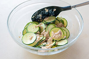 （3）ズッキーニを加えて和える