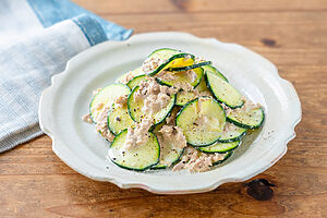 （4）器に盛り、粗びき黒こしょうを振る