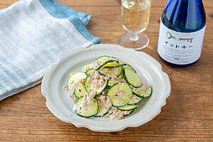 【ぐっち夫婦のお酒とおつまみ】薄切りズッキーニのツナマヨレモン和え×日本酒
