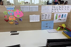 日に日にカラフルになっていく子どもたちのデスク