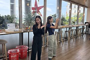 1日の始まりはみんなで歌って踊って