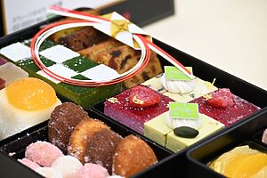 〈トシ・ヨロイヅカ〉市松模様のケーキなど見た目も楽しい
