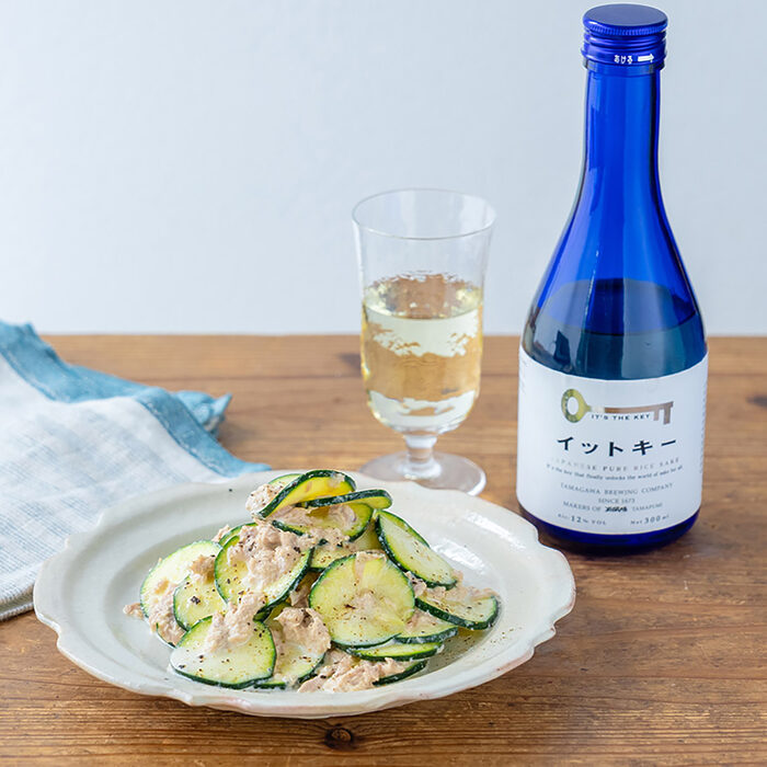 【ぐっち夫婦のお酒とおつまみ】薄切りズッキーニのツナマヨレモン和え×日本酒