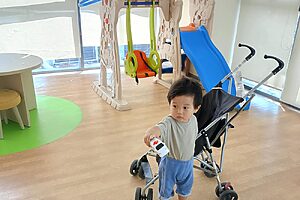 お昼寝後はコンドミニアム内のキッズルームへ