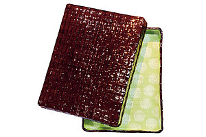 A4の書類が収まる「手文庫大」1万6500円。別料金で名入れや紋入れも可。すべて受注生産で商品が届くまでは約3カ月