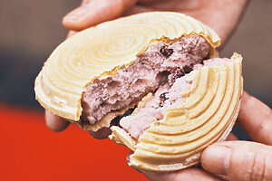 小倉アイス500円。テイクアウト販売のみ、店頭のベンチを利用できる