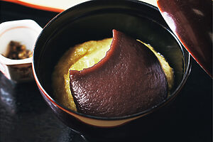 あわぜんざい971円。半つきのもちきびと熱々のこしあんのコンビ。しその実の塩漬けが付く