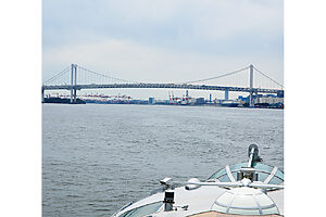 屋上デッキは開放感抜群。佃大橋から、お台場海浜公園までがオープンになる。レインボーブリッジをくぐるなどダイナミックな航路