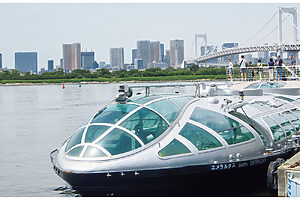 エメラルダスは『銀河鉄道999』などに登場するキャラクターの名前。船内の観光アナウンスはエメラルダス、星野鉄郎、メーテルが担当